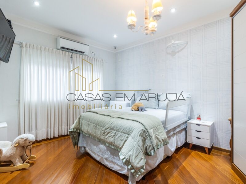 Casas à Venda no Condomínio Arujá 5 - 3 Suítes e Elevador - CEA-00041