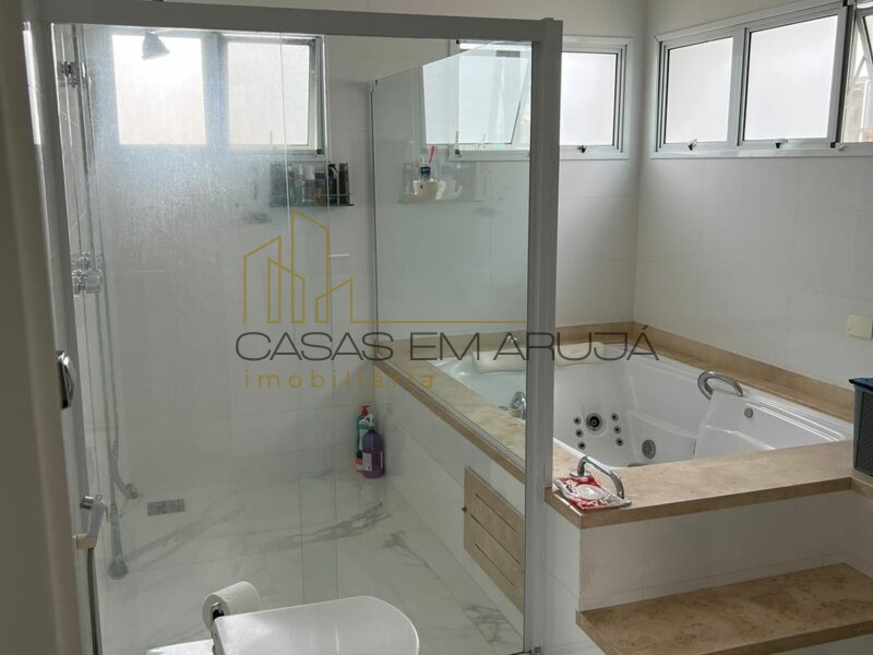 Casas à Venda no Condomínio Arujá 5 - 3 Suítes e Elevador - CEA-00041