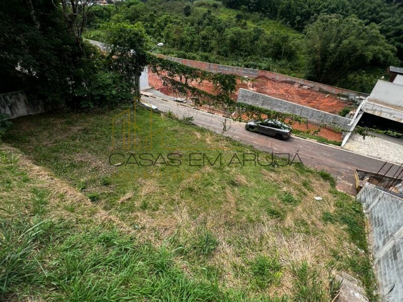 Casa a Venda e Locação no Condomínio Arujazinho I - 4 Dormitórios - CEA-00050